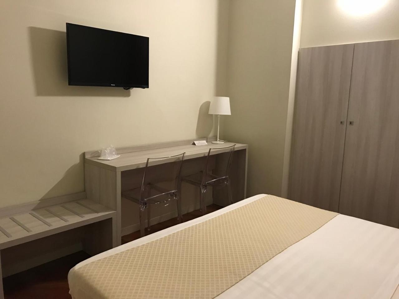 Albergo Anelli Lodi Bagian luar foto